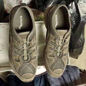 Ladies shoes, size 8, made by Scrubs RX, style CW18435, color olive